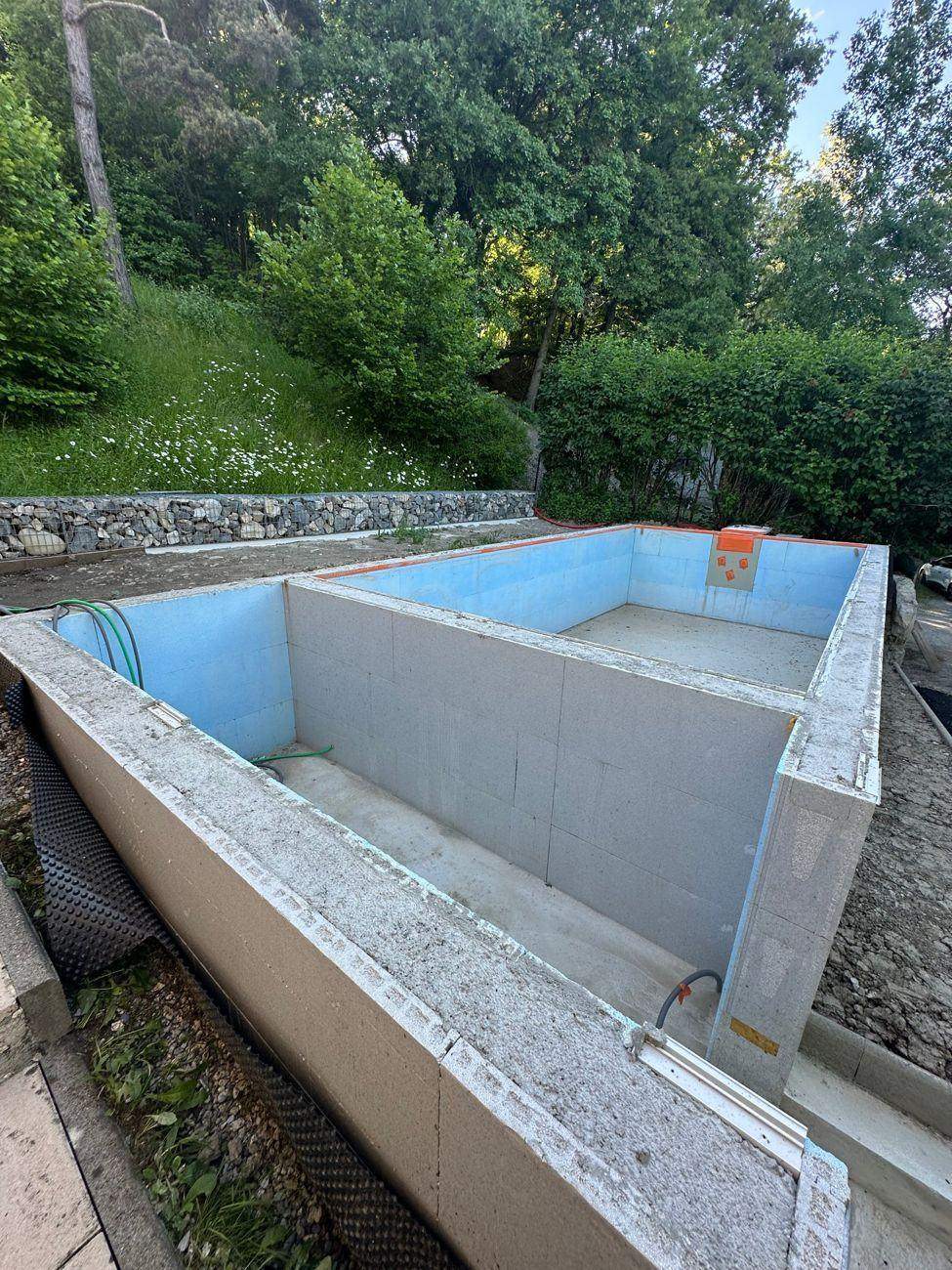 Bassin en blocs béton isolants