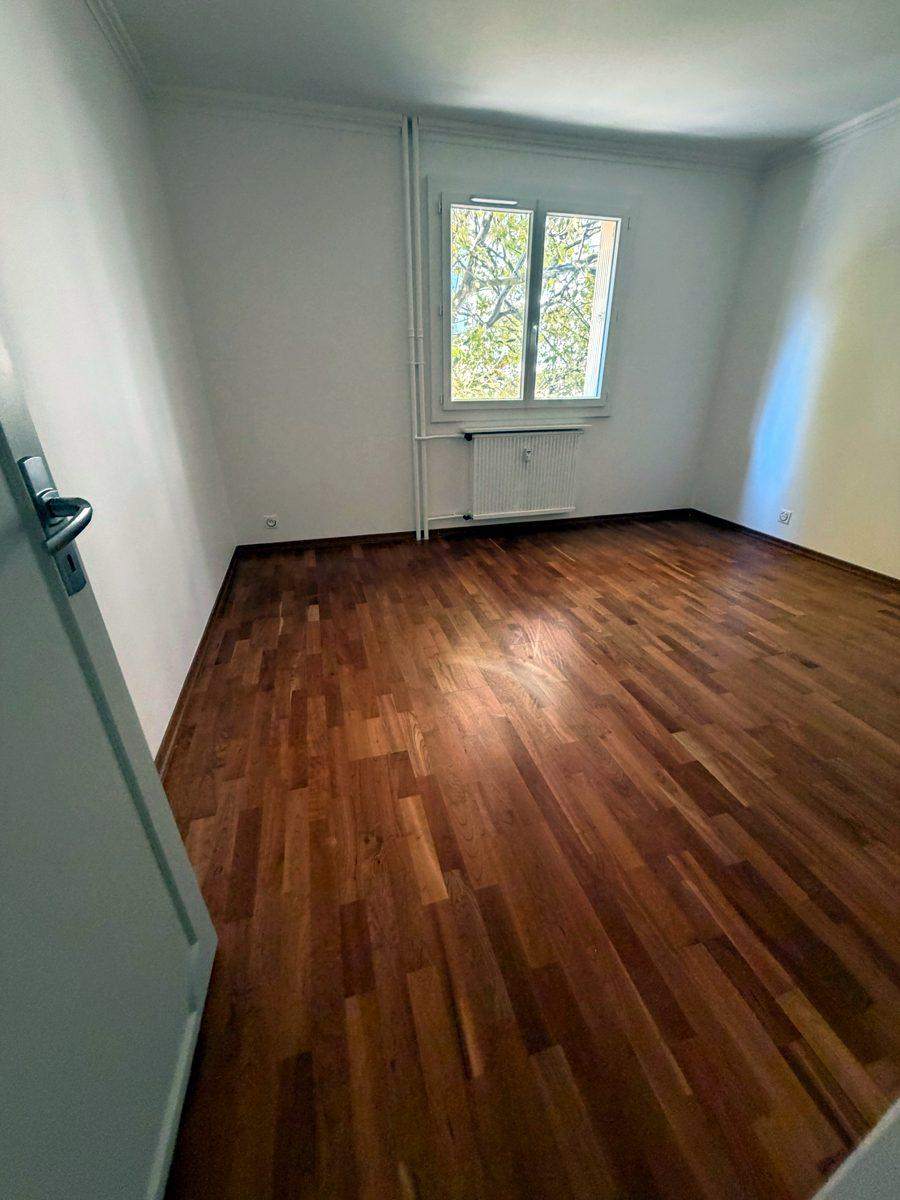 Chambre rénovée, peinture et parquet