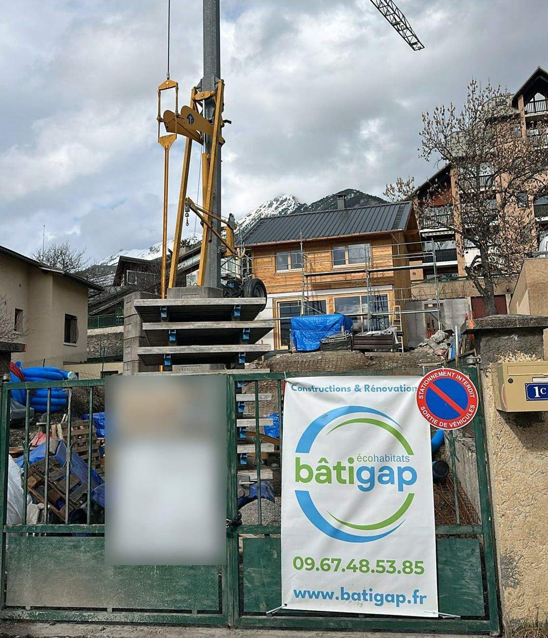 Chantier de maçonnerie avec grue à tour, Briançon