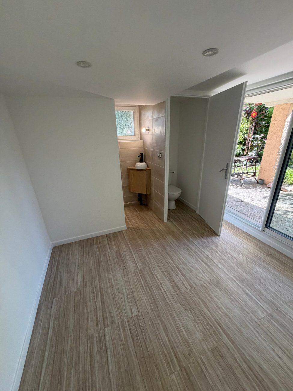 Pièce rénovée, sol et sanitaires