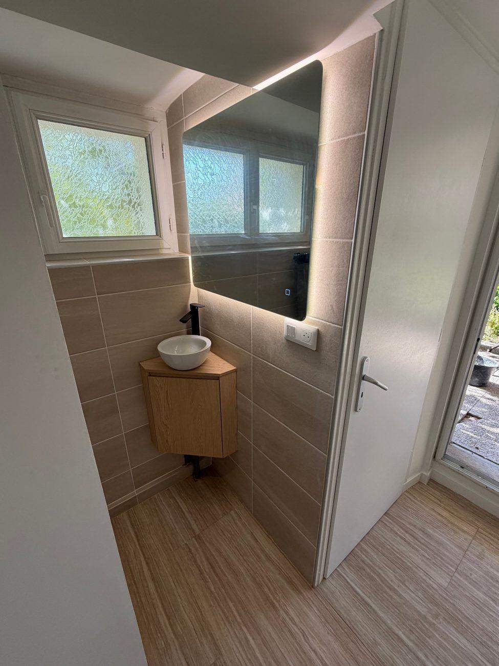 Coin lavabo, carrelage et miroir LED