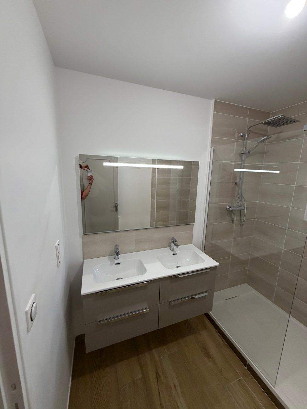 Salle de bain, double vasque et douche