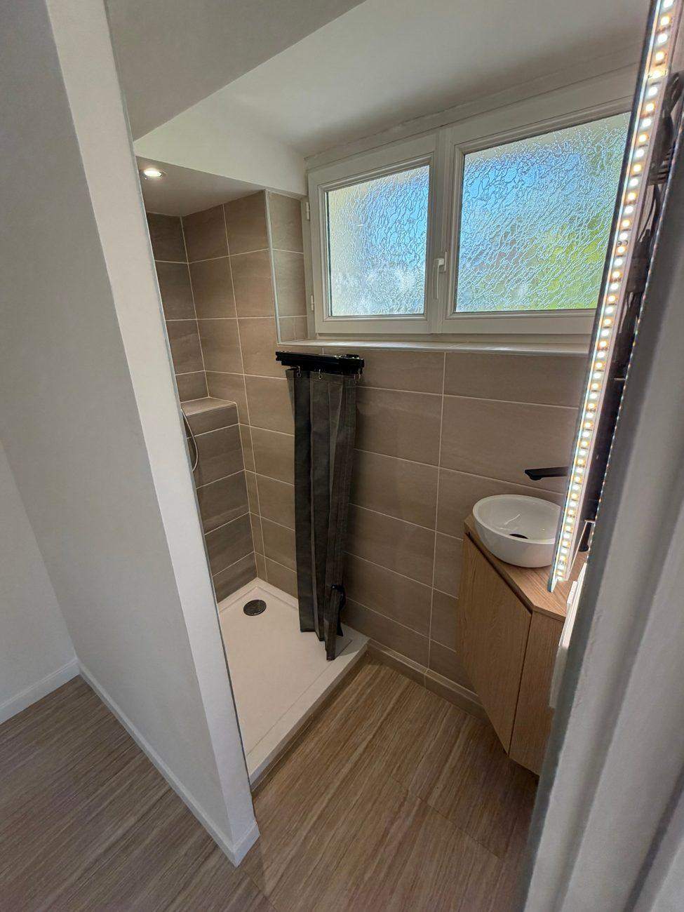 Douche et fenêtre, rénovation sous combles