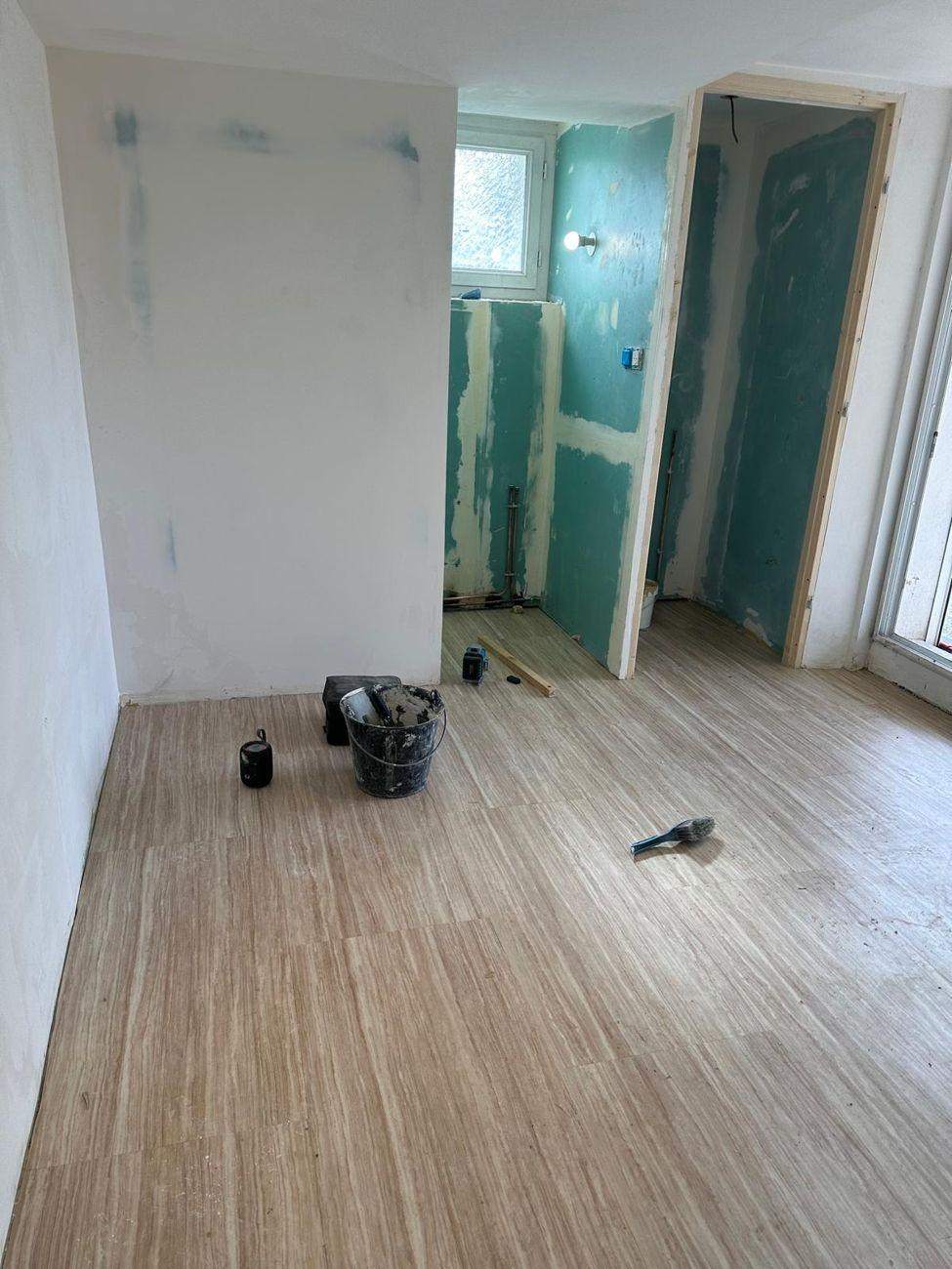 Sol posé, cloisons et sanitaires en cours
