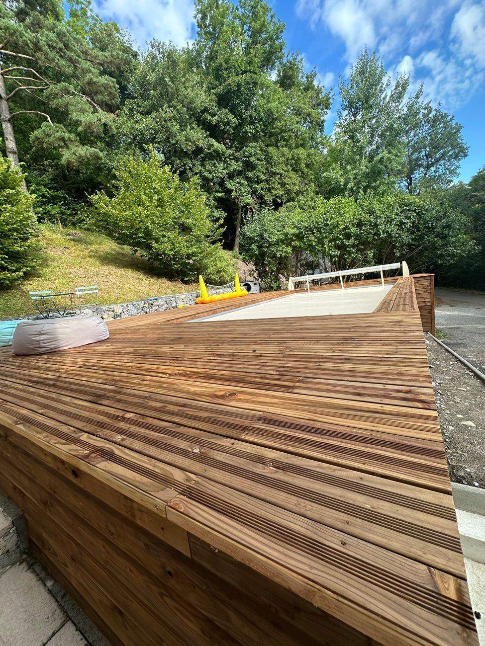 Terrasse bois autour de la piscine